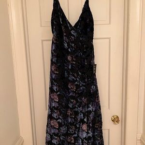 Size medium LuLus maxi floral velvet print dress. Never worn, tag still on.